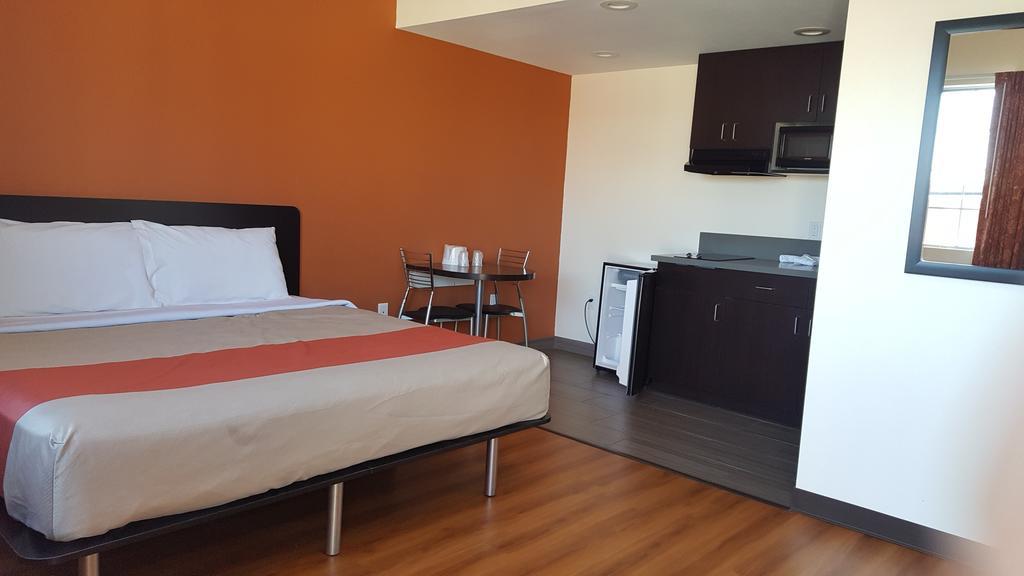 Motel 6 Maple/Main เฮสเปอเรีย ภายนอก รูปภาพ